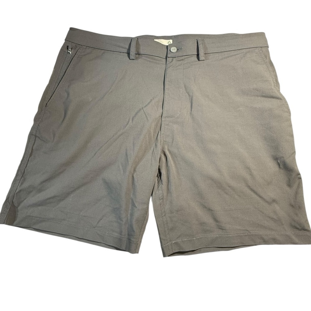 Tasc Performance Tailored Gray Mens Shorts Bamboo Size 38 7” Inseam Flat Front